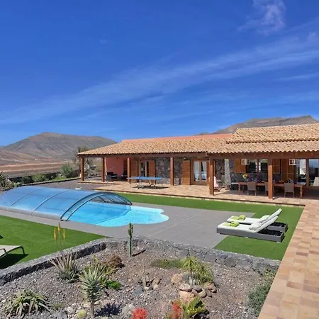 Villa Sleeps 8 Pool Wifi *