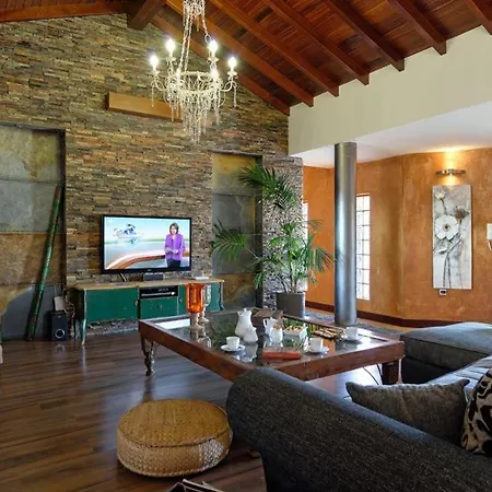 Villa Sleeps 8 Pool Wifi Tetir
