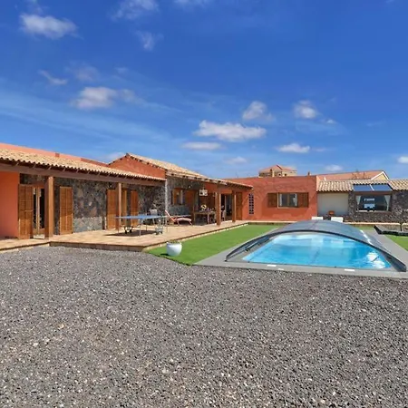 Villa Sleeps 8 Pool Wifi